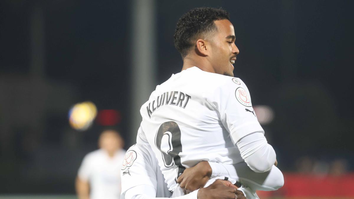 Kluivert celebra uno de los goles del Valencia frente a La Nucía en la Copa del Rey