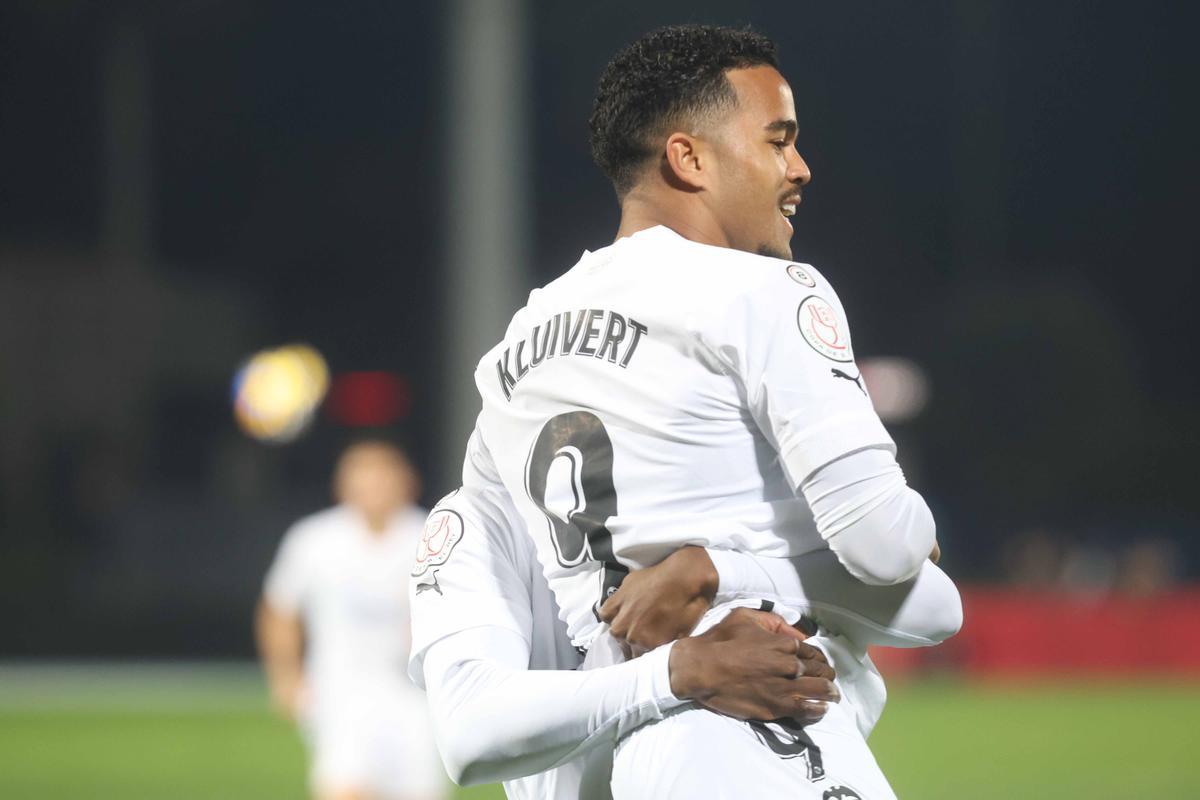 Kluivert celebra uno de los goles del Valencia frente a La Nucía en la Copa del Rey