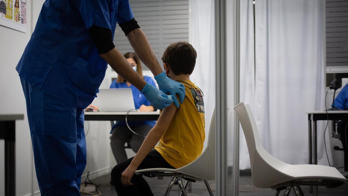 Un niño recibe vacuna contra el covid-19 en Cataluña.