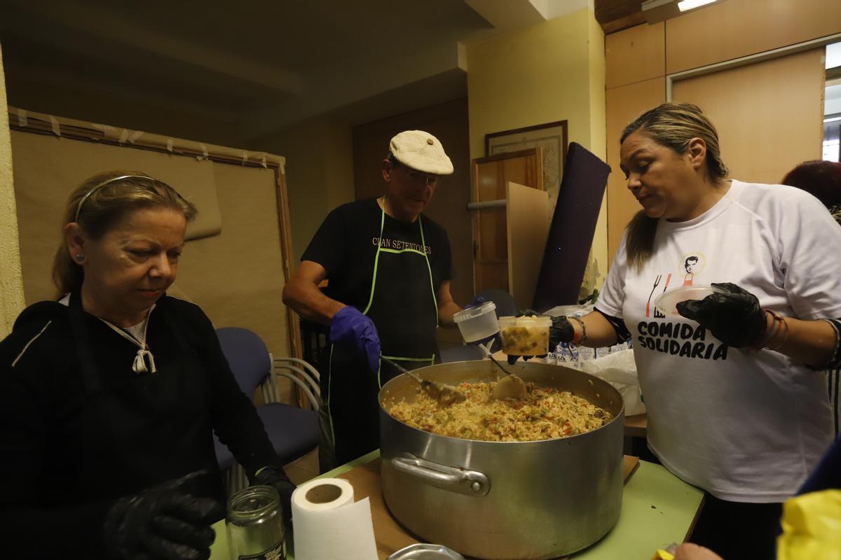 Reparto de comida de La Olla Solidaria en el local de La Vecinal, este pasado sábado.