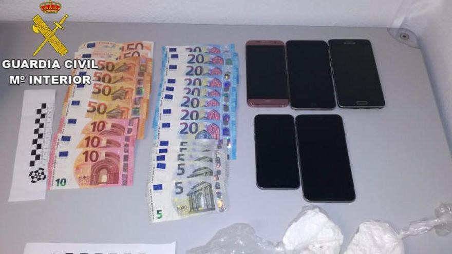 100 gramos de cocaína, 515 euros y los cinco móviles intervenidos por la Guardia Civil.