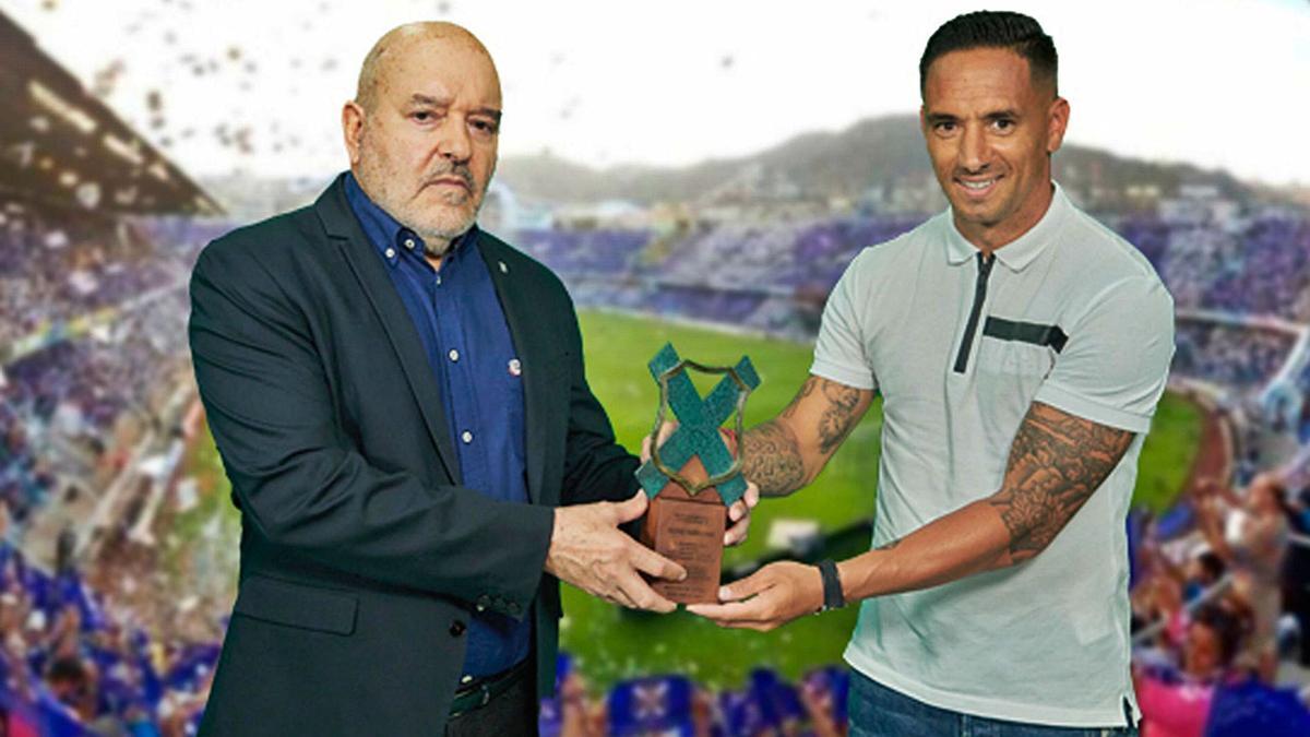 Miguel Concepción entrega a Suso el premio Leyenda Blanquiazul, al comienzo del acto de despedida del jugador.