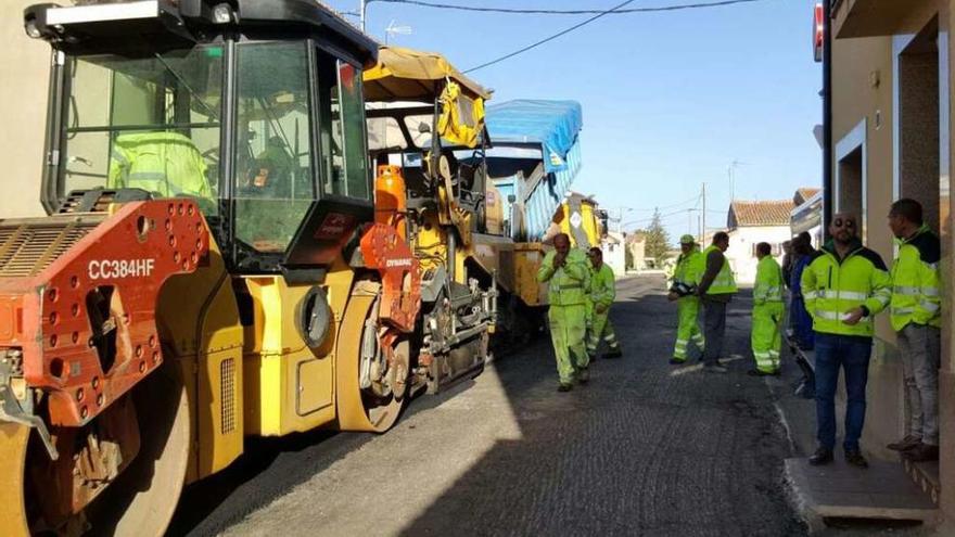 Trabajos de acondicionamiento de la travesía en El Cubo del Vino.