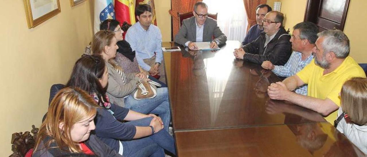 El alcalde, Jesús Vázquez, en la reunión que mantuvo ayer con los miembros del comité de empresa y representantes sindicales. // Iñaki Osorio