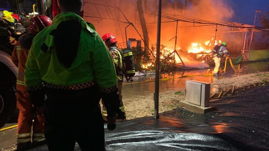 Espectacular incendio en el camping de Les Palmeretes en Sueca