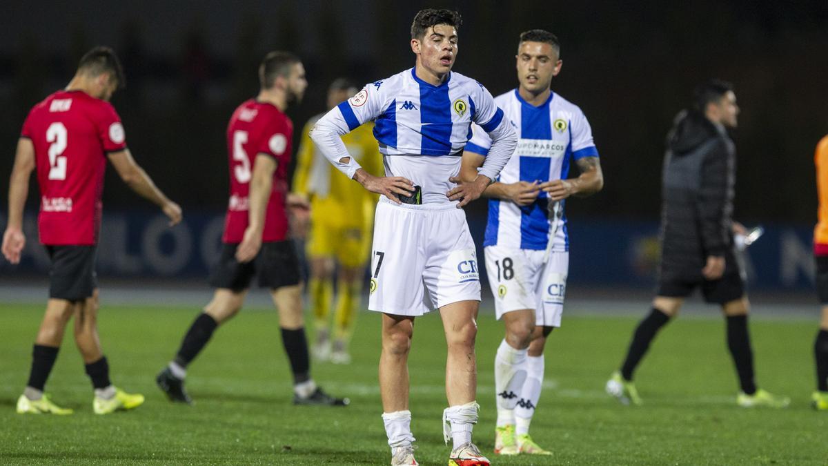 Nico Espinosa y Pau Miguélez, contrariados después del pitido final en La Nucía.