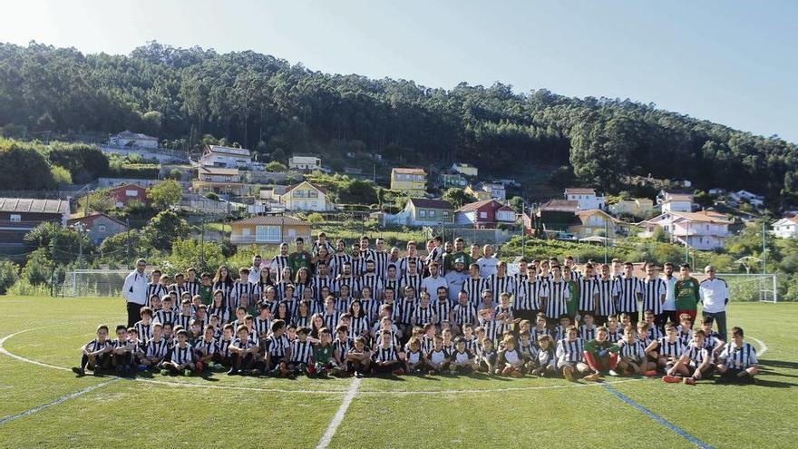 Equipos del Club Deportivo Bueu en una fotografía de familia.