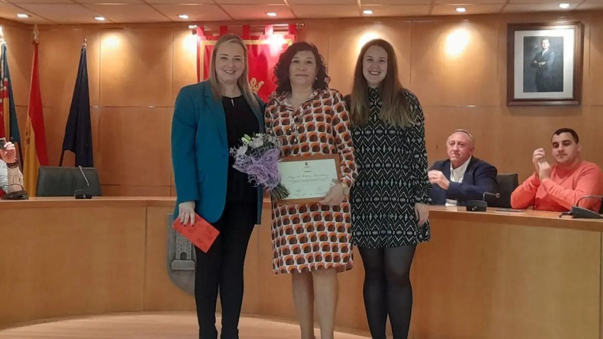 Amparo Máñez recibió el reconocimiento de manos de la alcaldesa, Rocío Ibáñez.