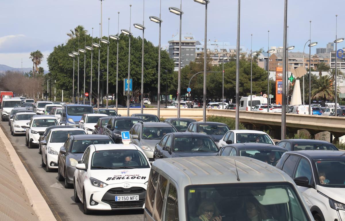 Tapón de tráfico en el puente del 9 d'Octubre