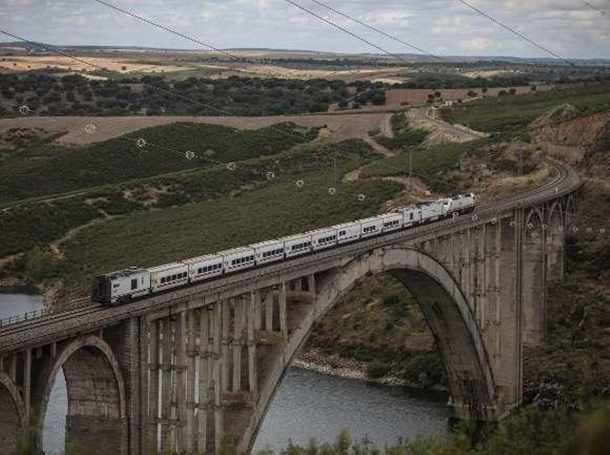 Liberar la locomotora de 35 toneladas complica el rescate del Alvia en Zamora