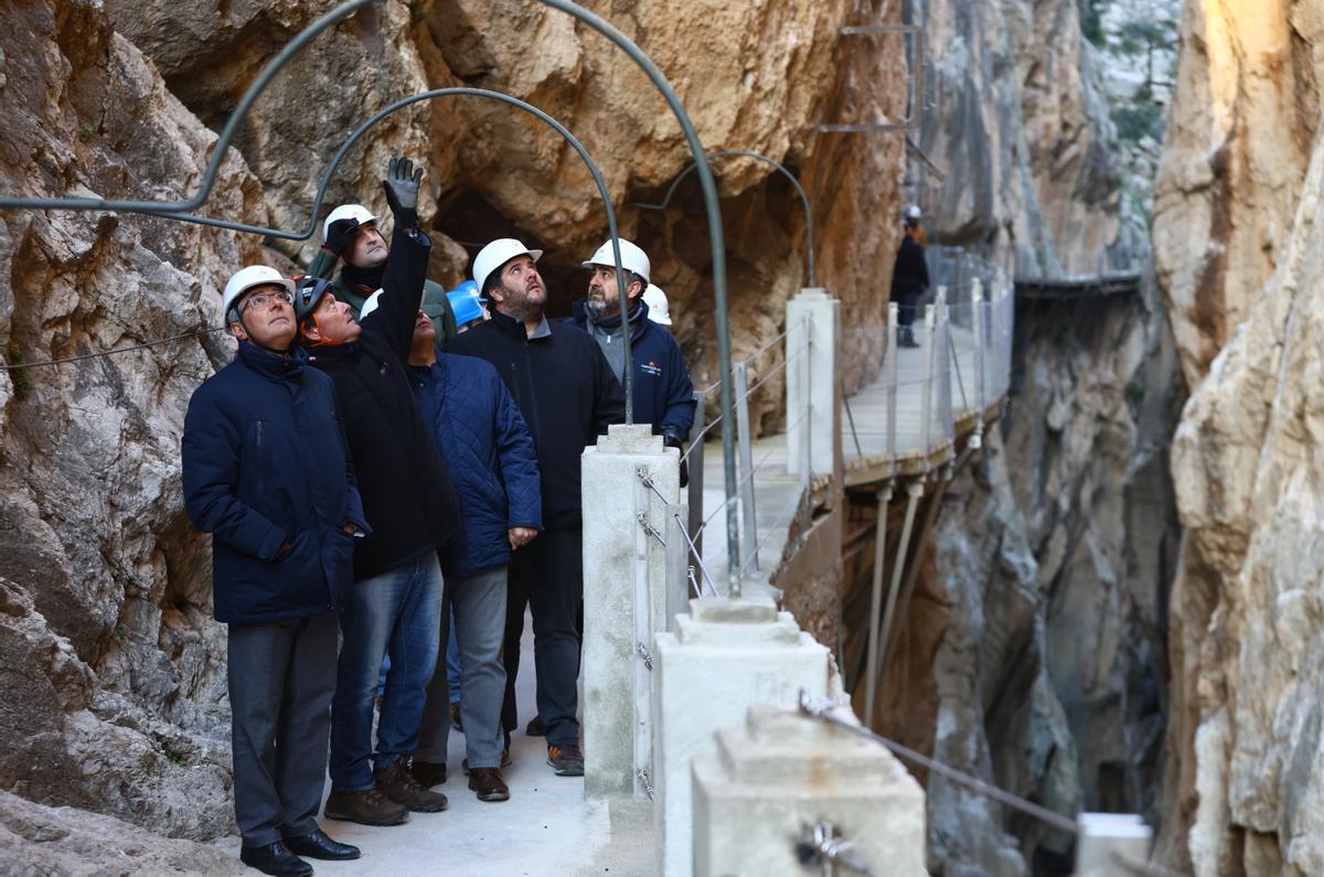 Imagen de la visita insitucional al Caminito del Rey, tras la reparación