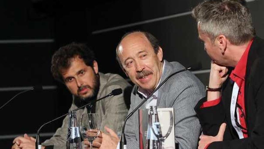 El director José Enrique Sánchez, Jorge Peña y Domi del Postigo.