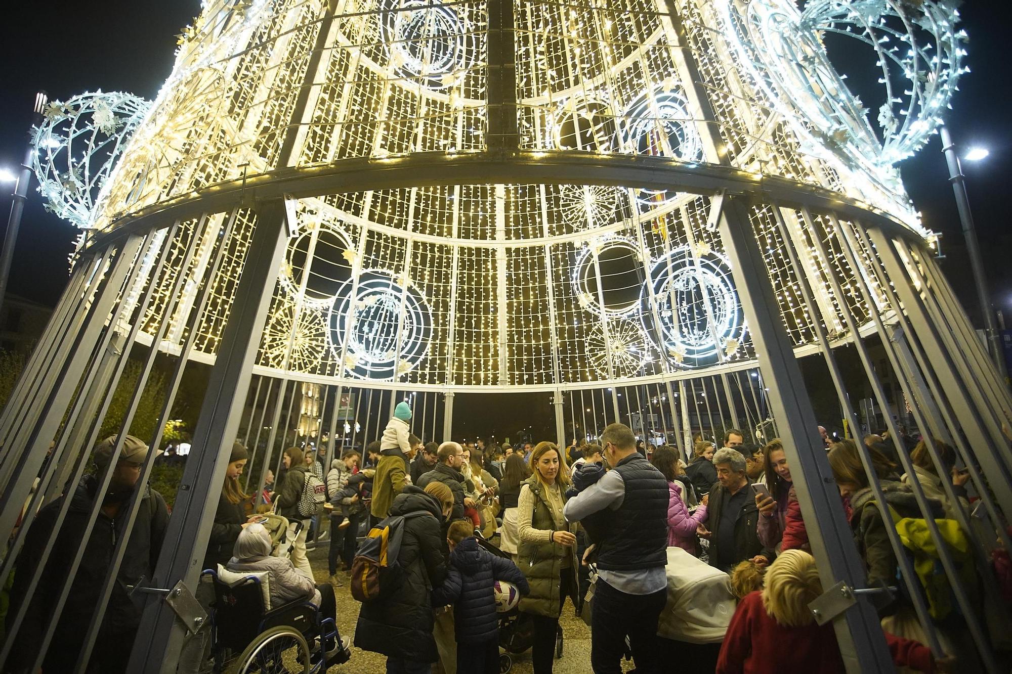 Galeria d'imatges: La tradicional encesa de l’arbre de Nadal de la plaça Catalunya acapara l’expectació de grans i petits