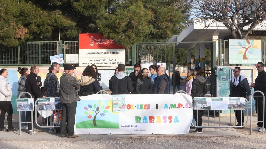 Protesta por un mayor mantenimiento de los colegios de Alicante frente al CEIP Rabassa