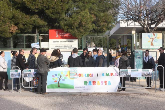 Protesta por un mayor mantenimiento de los colegios de Alicante frente al CEIP Rabassa