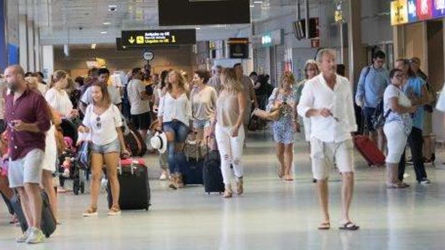 Pasajeros en el aeropuerto de Ibiza.