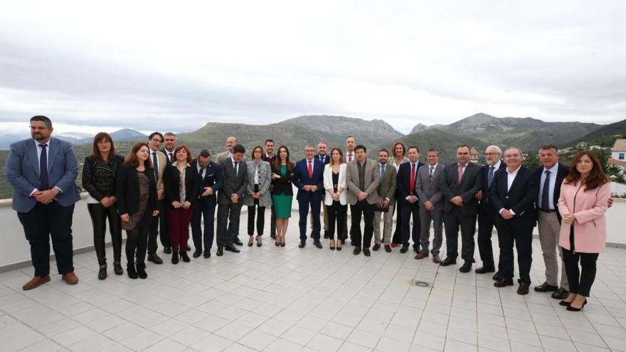 Los integrantes del pleno de la Diputación posaron ayer en Alcaucín, con el Boquete de Zafarraya al fondo