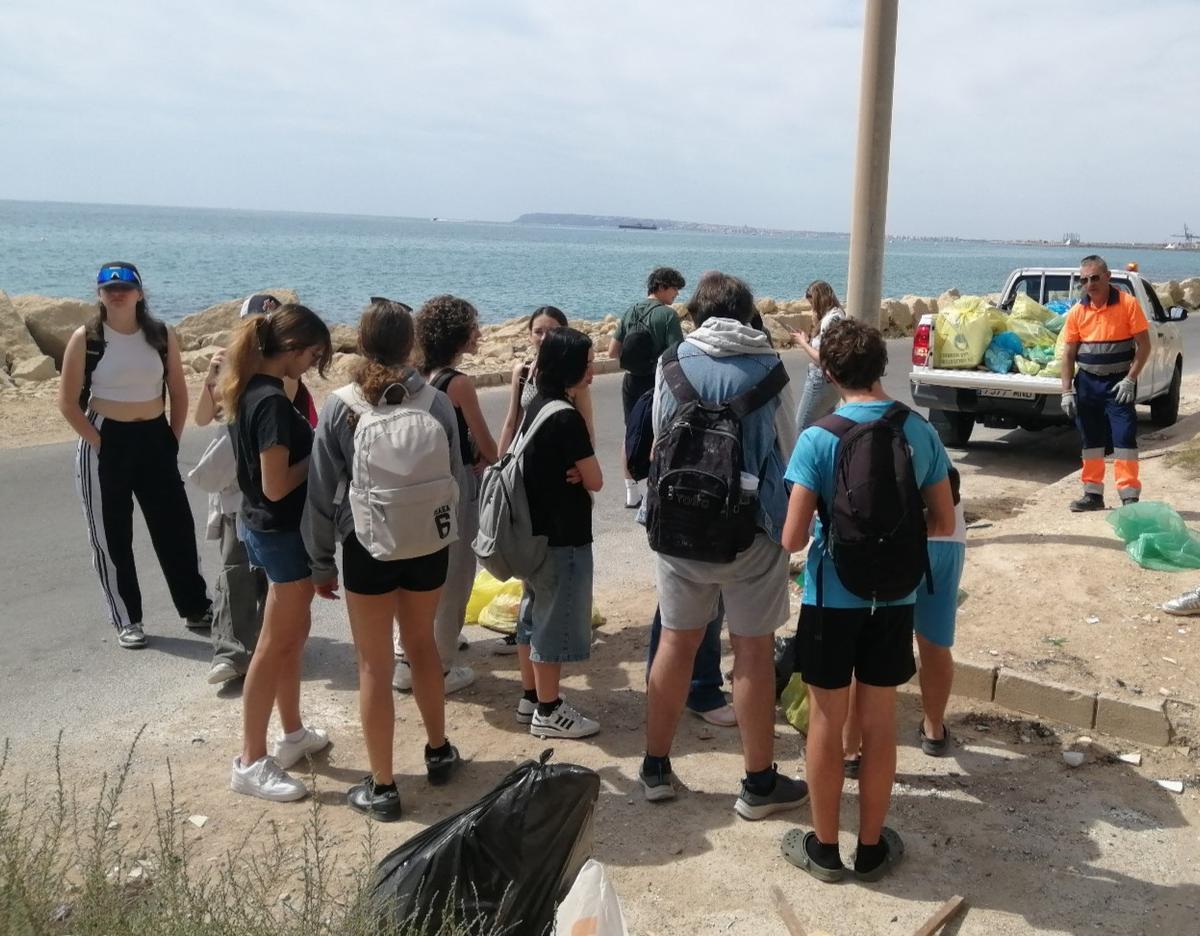 Algunas de las bolsas de basura retirada tras una hora de recogida