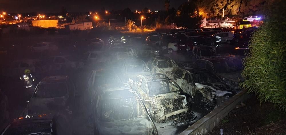 Un gran incendio calcina más de 40 coches en un almacén de vehículos en Alicante