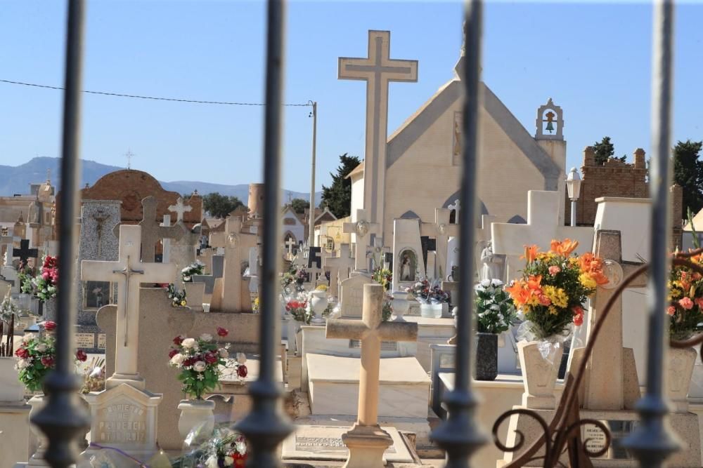 Cementerios casi vacíos en Cartagena por la covid