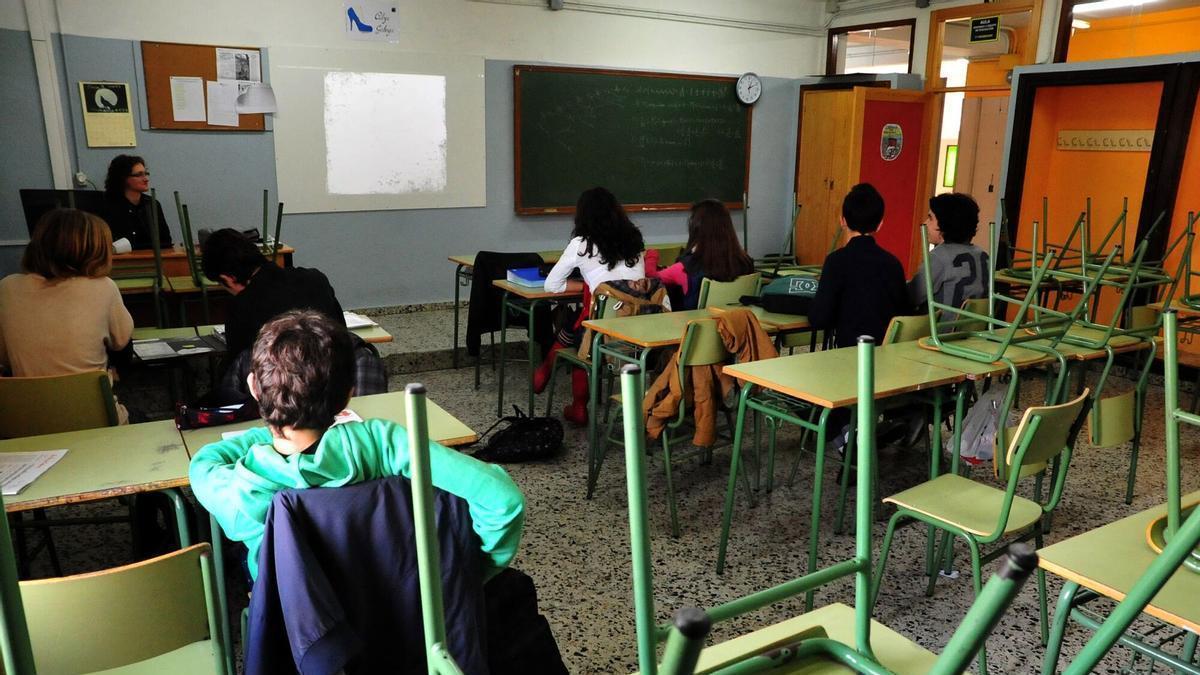 Imatge d'arxiu d'una classe pràcticament buida durant la vaga d'educació.