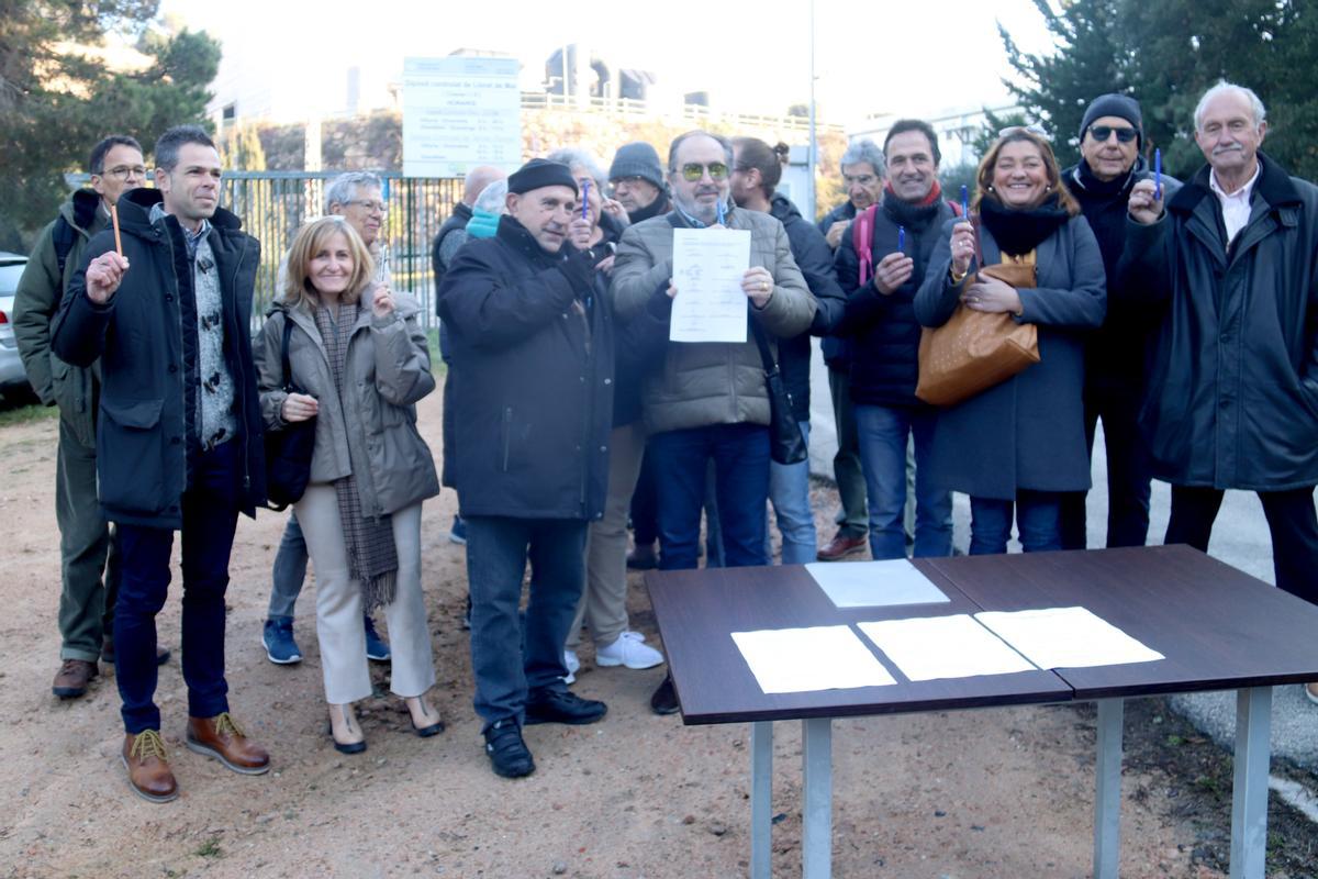 Els representants de dotze associacions de veïns de Lloret de Mar i SOS Lloret signen un manifest conjunt a les portes de l'abocador municipal.