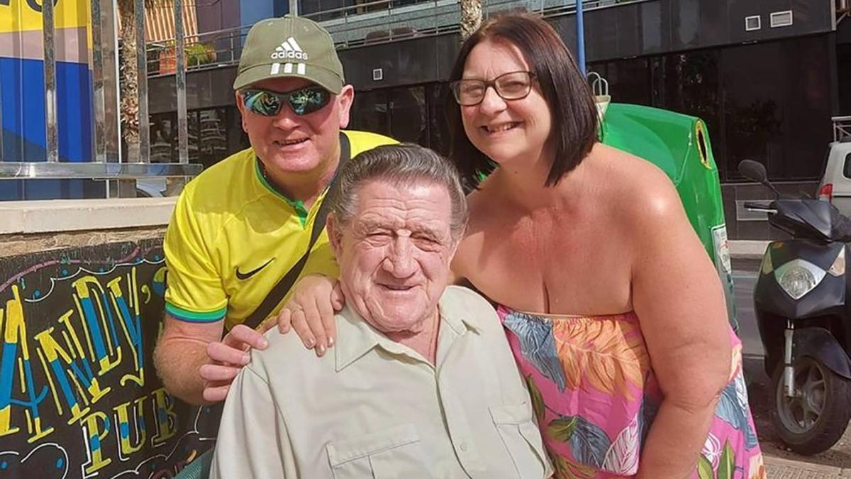 Derek Flynn posando para uno de los miles de selfis que lleva hechos desde que está en Benidorm.