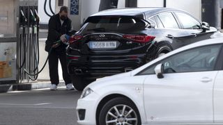 El Gobierno bonificará 20 céntimos el litro de combustible para todos los conductores