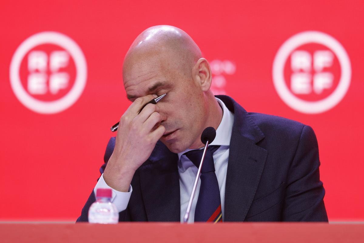 Rubiales, en un momento de su rueda de prensa de ayer.LAS ROZAS (C.A. DE MADRID), 20/04/2022.- Luis Rubiales , presidente de la Real Federación Española de Fútbol, comparece ante los medios de comunicación para abordar la polémica generada por los contratos suscritos con Arabia Saudí para la celebración de la Supercopa de España, este miércoles en la Ciudad del Fútbol de Las Rozas. EFE/Rodrigo Jiménez