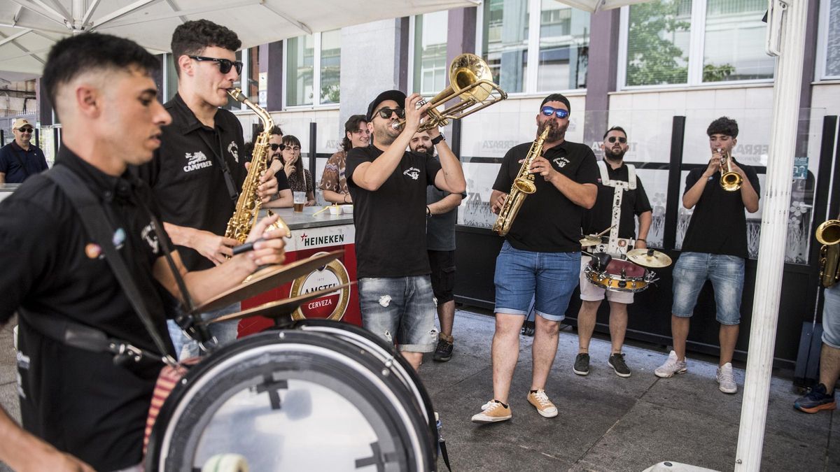 Así animan las charangas en la feria de día en Cáceres