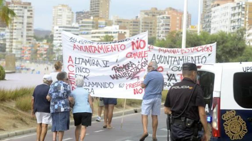 Los vecinos de Altamira V piden una acera en la inmediación del edificio