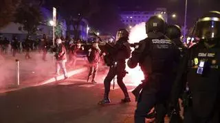 Cargas policiales en una manifestación ultraderechista frente a la sede del Ministerio de Transportes