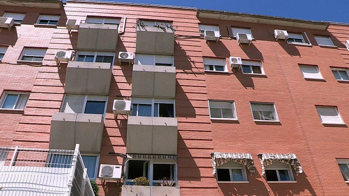 GRAF3826. PARLA (MADRID), 05/05/2019.- Vista del edificio donde se ubica la vivienda en la calle Reyes Católicos de la localidad madrileña de Parla, donde la Policía ha hallado el cadáver de una mujer que presentaba signos de violencia y que, según los primeros indicios, podría haber sido víctima de violencia machista. EFE-TV