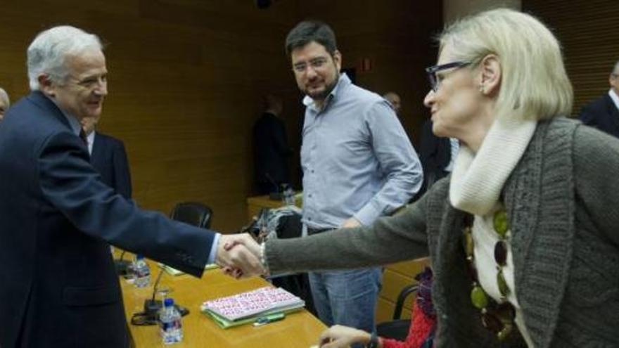 El nuevo fiscal superior de la C. Valenciana, Antonio Montabes, felicitado ayer por la diputada del PP Mª José García ante Blanco.