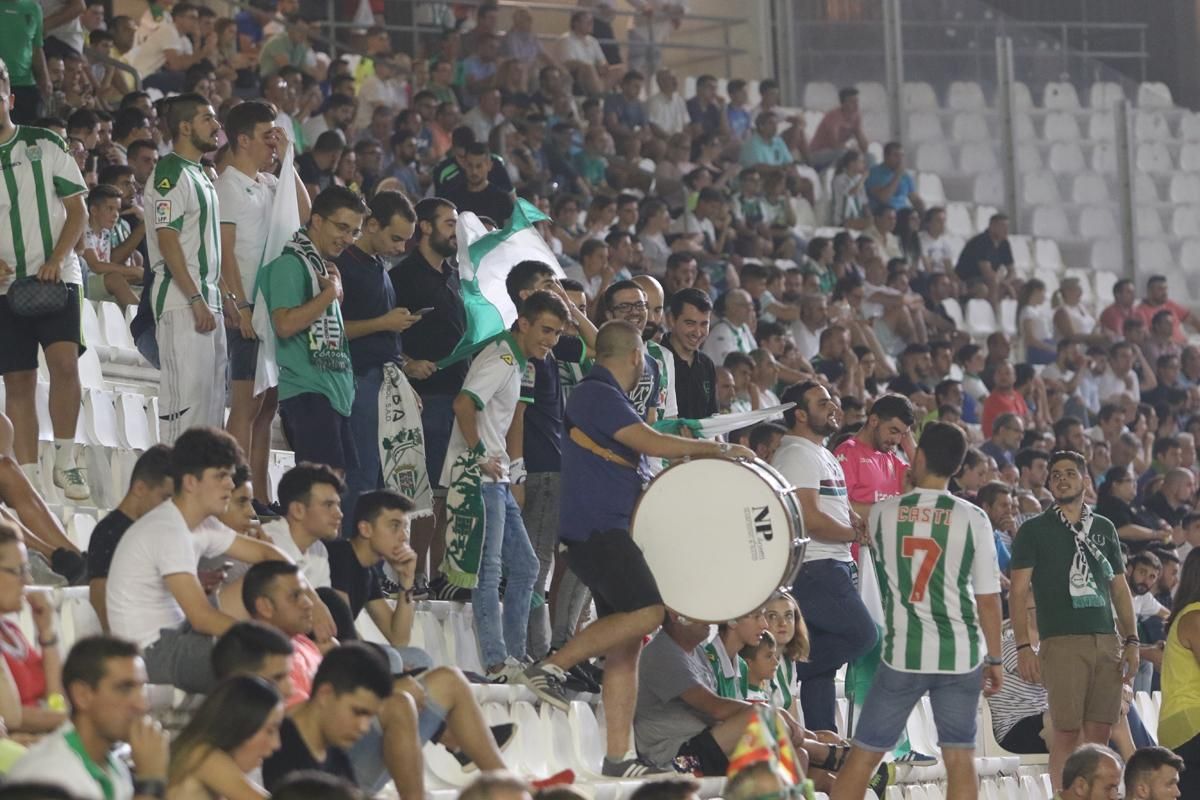 Aficionados en el encuentro de Copa del Rey