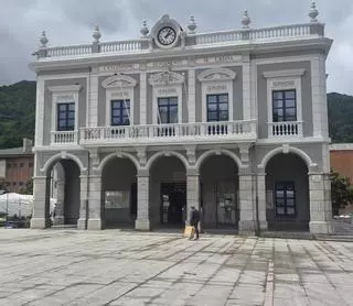 La Casa Consistorial de Laviana concluye su renovación exterior y luce sus colores originales