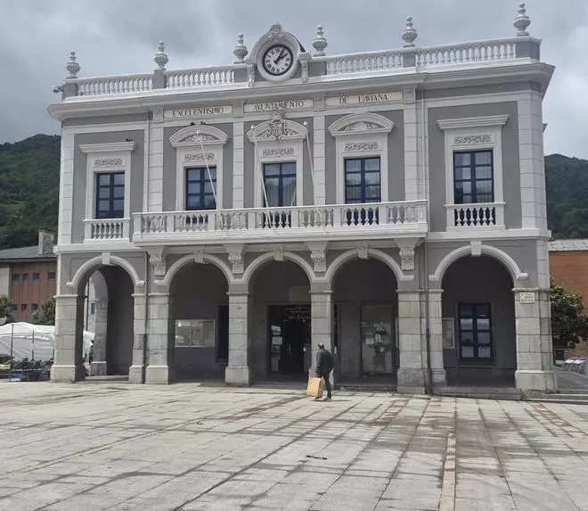 La Casa Consistorial de Laviana concluye su renovación exterior y luce sus colores originales