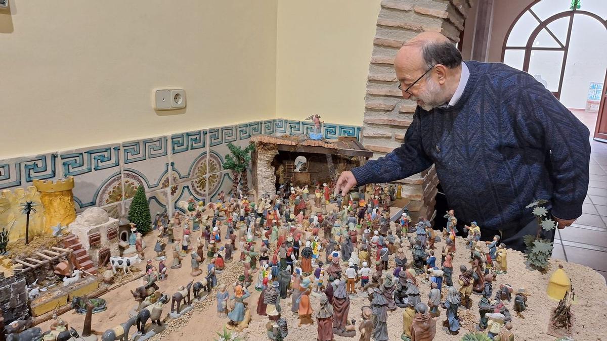 Toni Royo, el 'alma mater' del peculiar Betlem del Casal, ultima la colocación de las figuras en el nuevo emplazamiento de la Casa dels Mundina.