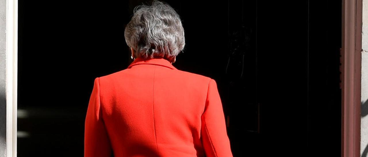 May, ayer, entrando en Downing Street, tras anunciar su dimisión.