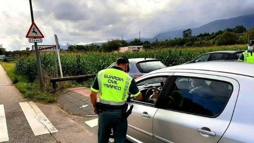 Multado con 200 euros por parar su coche e intentar aparcar en una plaza permitida: la Guardia civil ya extrema la vigilancia