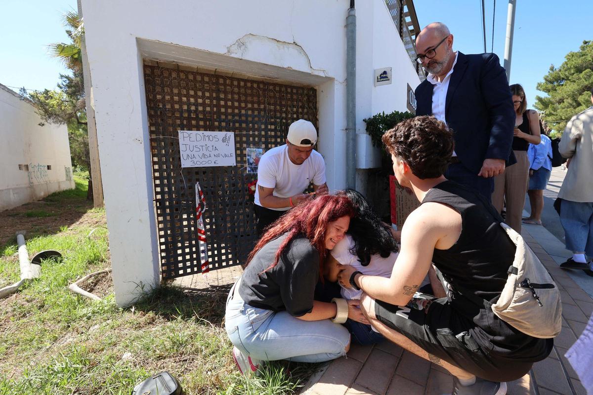 Homenaje al turista fallecido tras ser atropellado en Cala de Bou Homenaje al turista fallecido tras ser atropellado en Cala de Bou