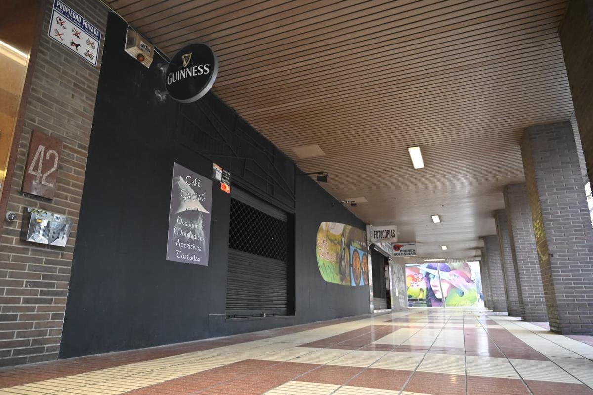 La agresión tuvo lugar a las afueras del bar Gandalfs, un establecimiento ubicado en Vía Univérsitas que acababan de abandonar los tres heridos.