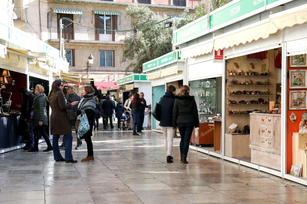 Primer día de los árboles de Navidad, pista de patinaje sobre hielo y el tiovivo del ayuntamiento