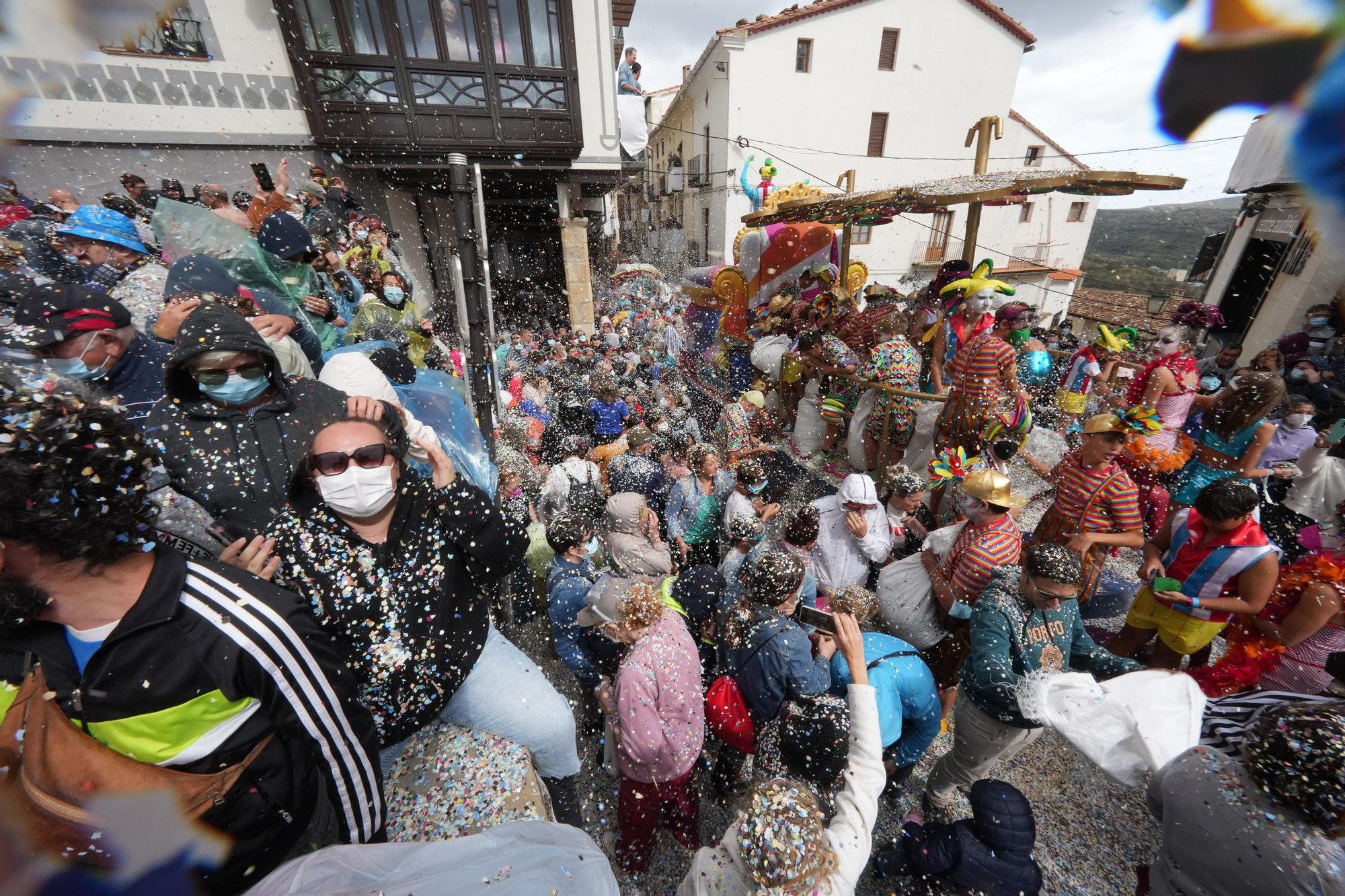 Búscate en el desfile de carrozas y disfraces de l'Anunci de Morella