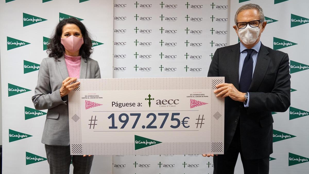 Ester Uriol y Ramón Reyes durante la entrega del cheque