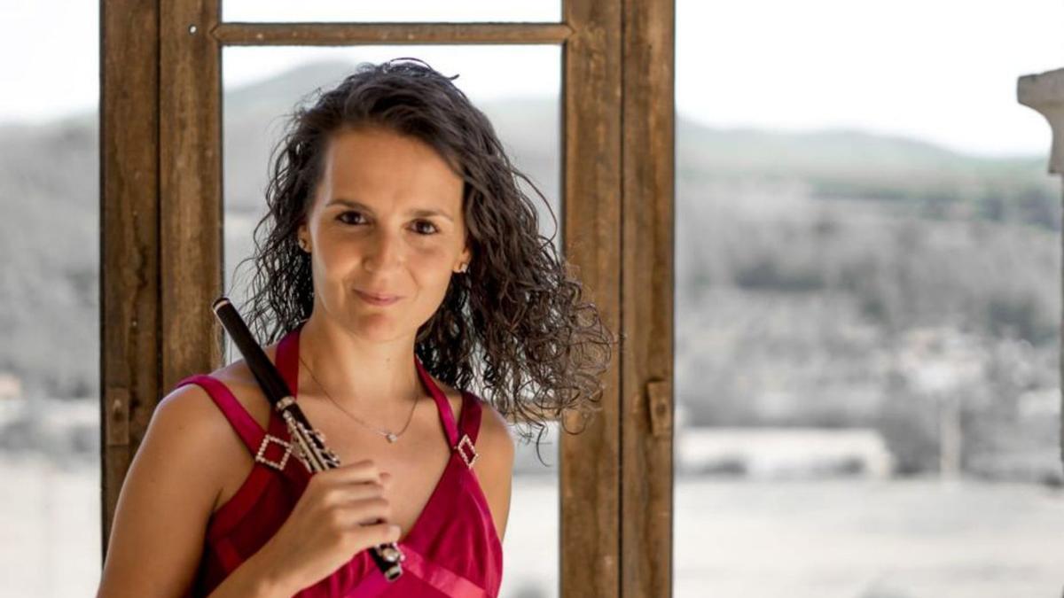 Marta Santamaria amb la flauta pícolo | ARXIU PERSONAL