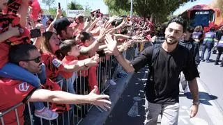 Más de 1.500 personas llenan Camí dels Reis para recibir al Mallorca: "Que vean que no están solos"