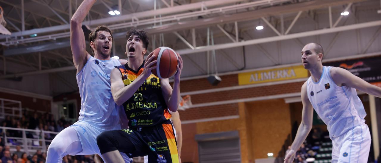 Marc Peñarroya, entre Mike Carlson, a la izquierda, y Mario Delas en el partido del Alimerka Oviedo frente al Gipuzkoa