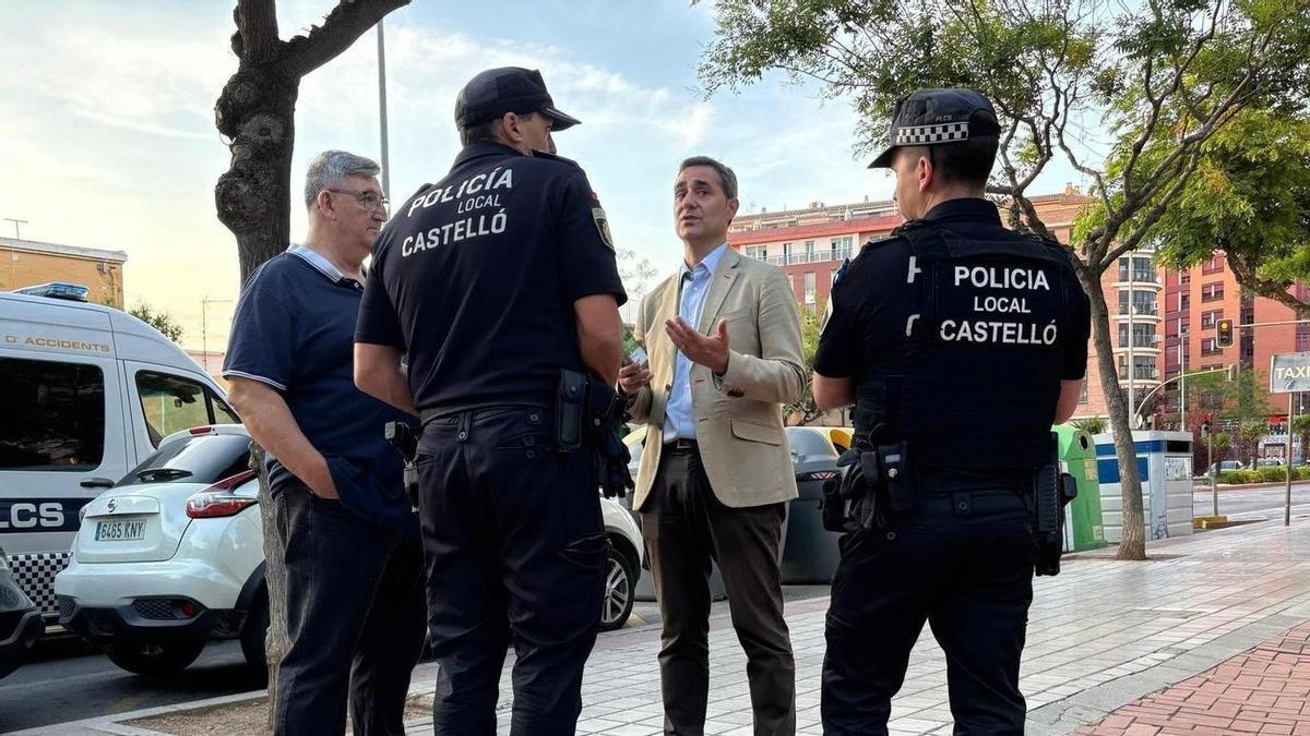 Dos policías locales junto al concejal Ortolá y un vecino.