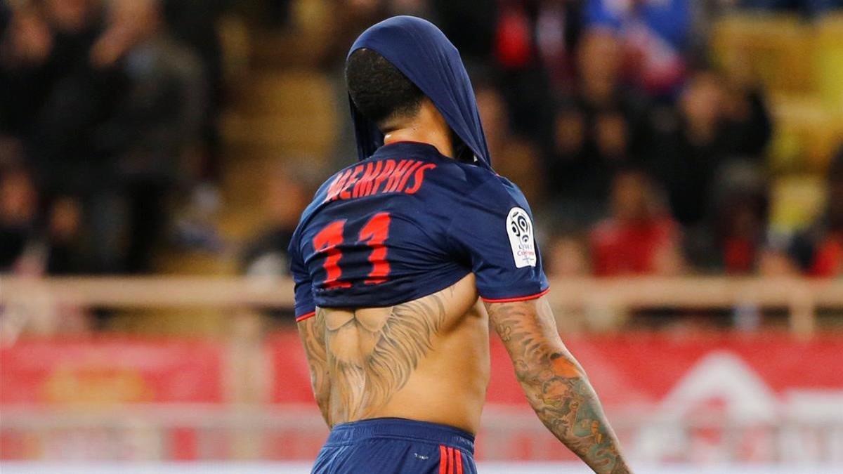 Memphis Depay se lamenta tras fallar un penalti.